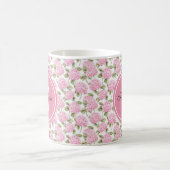 Elegante Roze Hydrangea Bloemen Patroon Monogram Koffiemok (Center)