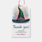 Elegante Roze Kroon Groene Heksenhoed Verjaardag Cadeaulabel (Voorkant)