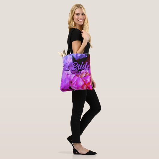 Elegante roze paarse magenta bloemen tote bag (Op model)