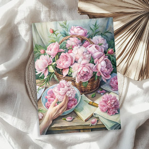 Elegante  roze pioenen in mandje tissuepapier