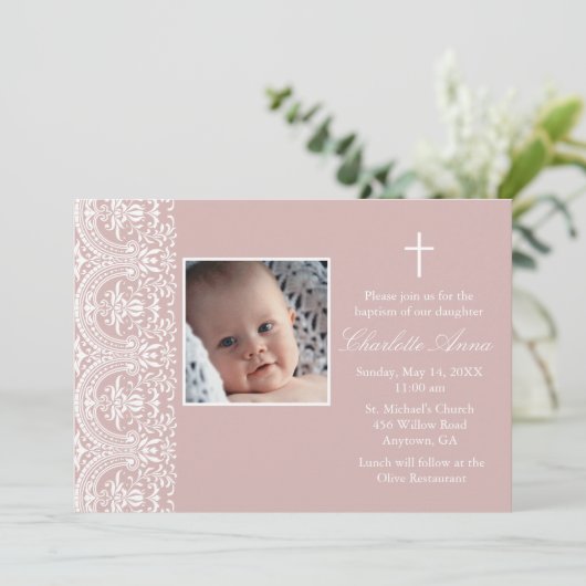 Elegante Roze Pruim & Witte Damask Doop Uitnodigen Kaart (Staand voorkant)