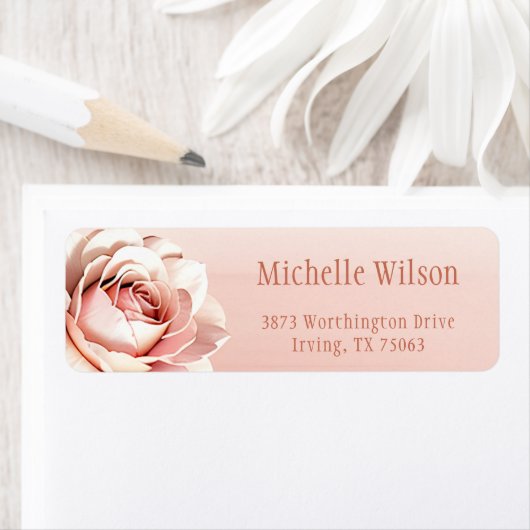 Elegante roze roos getinte retouradres op roze gou etiket (Insitu)