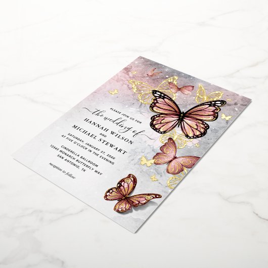 Elegante Roze Roos Goud Vlinder Huwelijk Echt Folie Uitnodiging (Gedraaid)