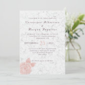Elegante roze roos script marmeren bruiloft uitnod kaart (Staand voorkant)
