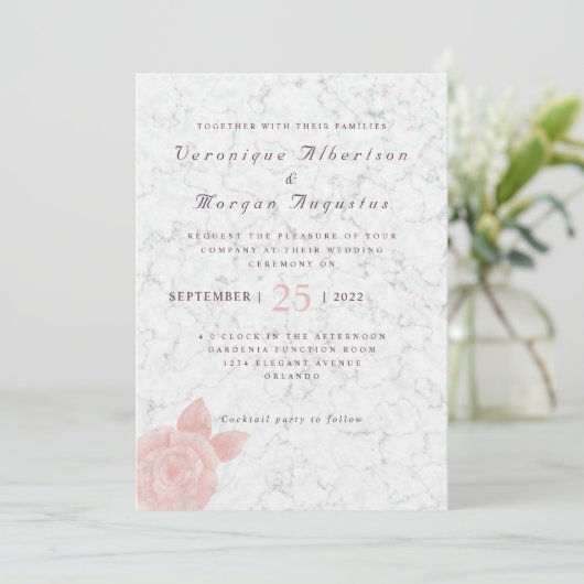 Elegante roze roos script marmeren bruiloft uitnod kaart (Staand voorkant)
