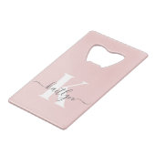 Elegante Roze Roze Grijs Script Monogram Creditkaart Flessenopener (Voorkant Gekanteld)