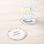 Elegante roze rozen gepersonaliseerde bruiloft ronde kartonnen onderzetter (Insitu)