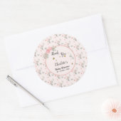 Elegante roze rozen met vlinders Baby shower Ronde Sticker (Envelop)