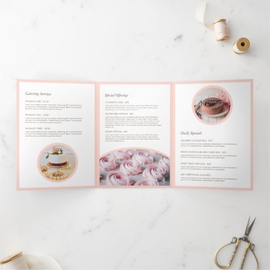 Elegante Roze Taart met Bloemen Bakkerij Brochure Drieluik Kaart (Binnen)