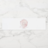 Elegante Roze Waterverf Crest Eerste Communie Waterfles Etiket (Enkel label)