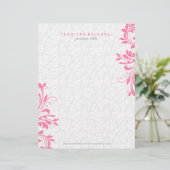 Elegante roze wervelingen op witte damast persoonlijk briefhoofd (Staand voorkant)