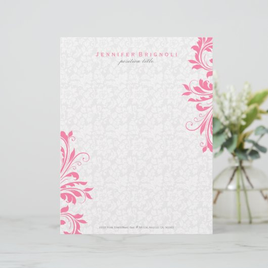 Elegante roze wervelingen op witte damast persoonlijk briefhoofd (Staand voorkant)
