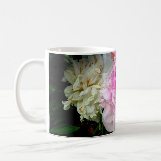 Elegante roze witte bloemen pioenen koffiemok (Links)