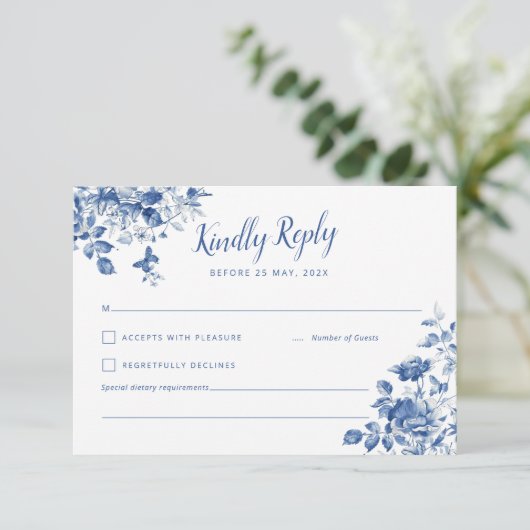 Elegante RSVP met blauwe bloemen en kalligrafisch  (Staand voorkant)