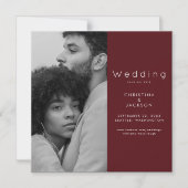 Elegante Ruby Red Couple Foto Sla de datum op Magnetische Uitnodiging (Voorkant)