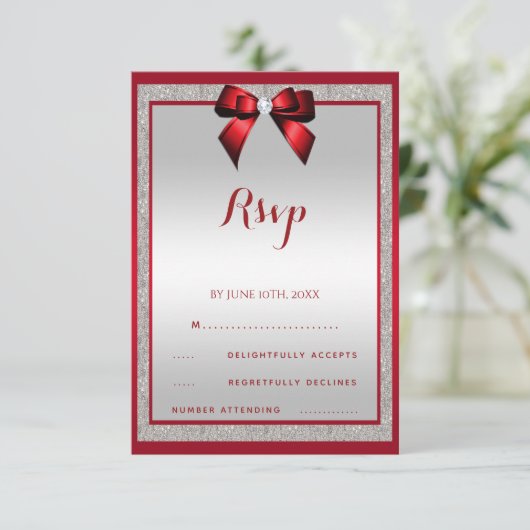 Elegante Ruby Red & Silver Glitter Verjaardag RSVP Kaartje (Staand voorkant)