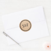 Elegante rustieke kraft monogram envelop afdichtin ronde sticker (Envelop)