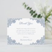 Elegante rustieke stoffige blauwe bloemenkantbruil bedankkaart (Staand voorkant)