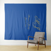 Elegante Saffier Blauw Goud Script Monogram bruilo Wandkleed (In Situ (horizontaal))