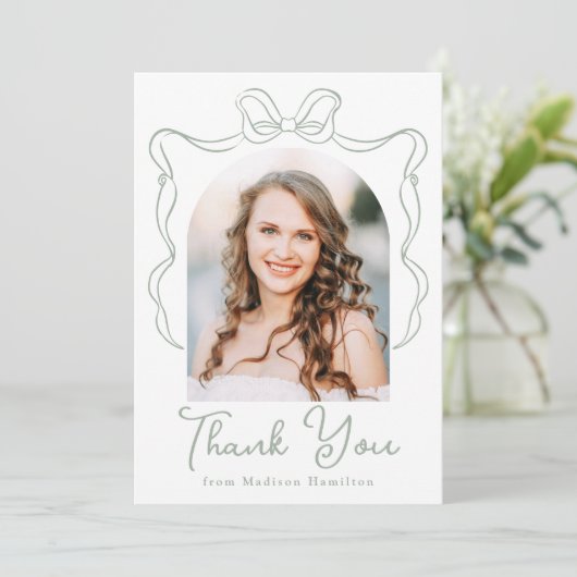 Elegante Sage Green  Bow Foto Afstuderen Bedankkaart (Staand voorkant)