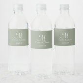 Elegante Sage Green Monogram Huwelijksfeest Waterfles Etiket (Flessen)
