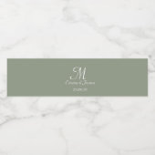 Elegante Sage Green Monogram Huwelijksfeest Waterfles Etiket (Enkel label)