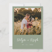 Elegante Sage Green Photo Boho Modern Wedding Kaart (Achterkant)
