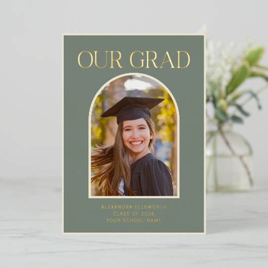 Elegante Sage Green Photo Graduation Party Gold Folie Uitnodiging (Staand Voorkant)