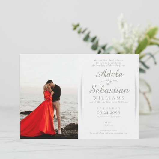 Elegante Sage Groene Foto Monogram Formele Bruilof Kaart (Staand voorkant)