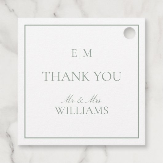 Elegante Sage Groene Monogram Dank u Bruiloft Bedankjes Labels (Achterkant)