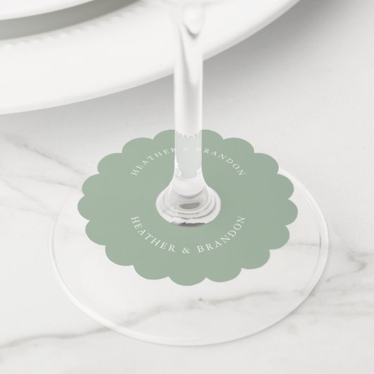 Elegante saliegroen huwelijk wijnglaslabel (Dichtbij)