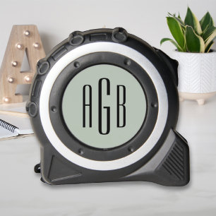 Elegante Saliegroene 3 Letter Monogram Rolmaat