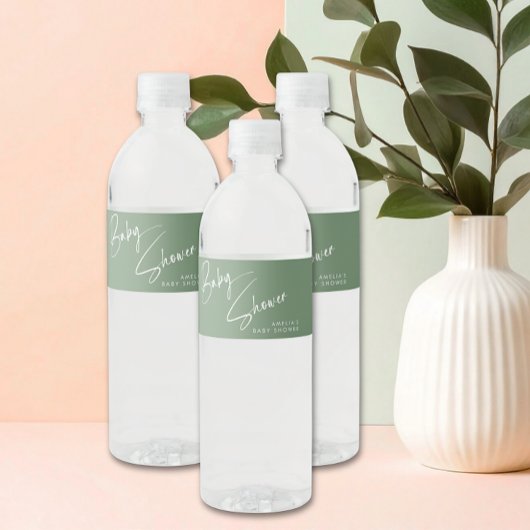 Elegante saliegroene baby shower met script waterfles etiket