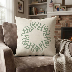 Elegante Saliegroene Bloemige Monogram Familie Rond Kussen