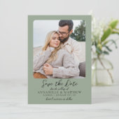 Elegante saliegroene fototrouwdag save the date (Staand voorkant)