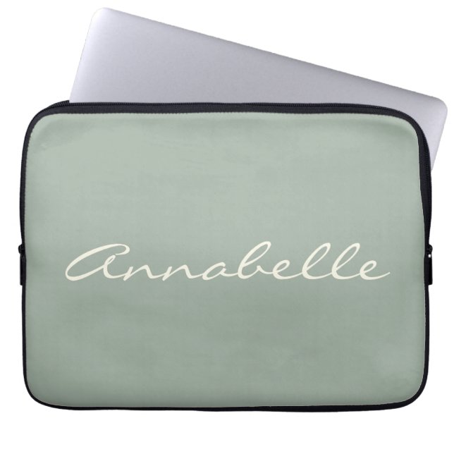 Elegante saliegroene handgeschreven script naam op laptop sleeve (Voorkant)