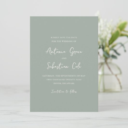Elegante saliegroene moderne trouwdag save the date (Staand voorkant)