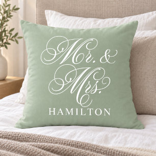 Elegante saliegroene Mr en Mrs script bruiloft Kussen