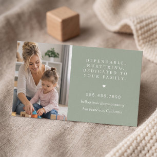 Elegante saliegroene nanny met foto visitekaartje