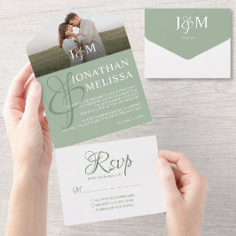 Elegante saliegroene overlay foto monogram bruilof all in one uitnodiging