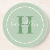 Elegante Saliegroene Ronde Monogram Script Zandsteen Onderzetter (Voorkant)