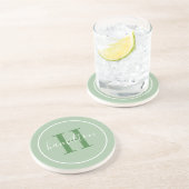 Elegante Saliegroene Ronde Monogram Script Zandsteen Onderzetter (Zijkant)