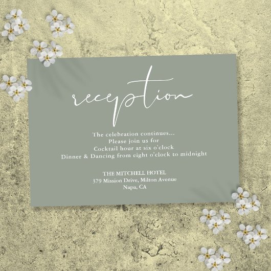 Elegante saliegroene script bruiloftsreceptie informatiekaartje