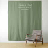 Elegante saliegroene trouwfotohoud-backdrop wandkleed (In situ)