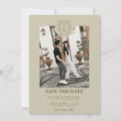 Elegante saliegroene zegelmonogram save the date kaart (Voorkant)