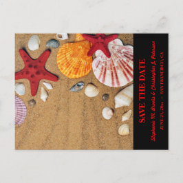 Elegante Save the Date met schelpen op zand Aankondigingskaart