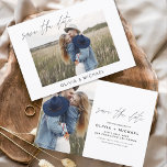 Elegante Save the Date Script Foto Minimalistisch<br><div class="desc">Save the Date-huwelijkskaarten met een foto op de voor- en achterkant. De Save the Date-kaarten bevatten een moderne,  met de hand geschreven cursieve scripttypografie die elegant,  eenvoudig en modern is om te gebruiken na uw minimalistische eenvoudige huwelijksdagviering.</div>