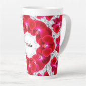 Elegante schikking van rode orchideeën latte mok (Rechterhoek)