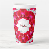 Elegante schikking van rode orchideeën latte mok (Voorkant)