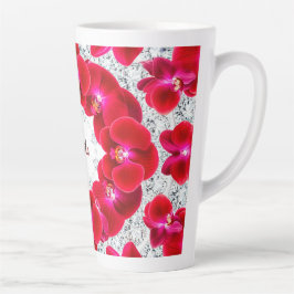 Elegante schikking van rode orchideeën latte mok